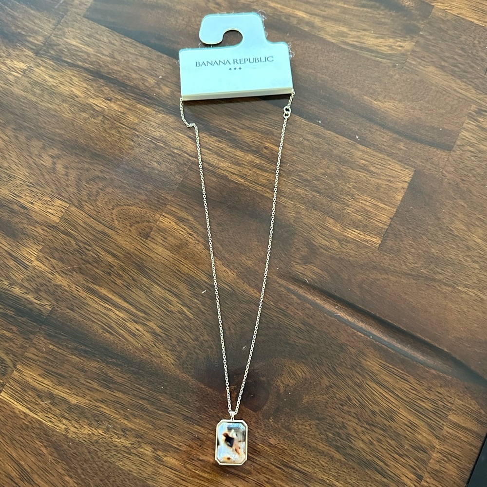 NWT Banana Republic Tortoise Pendant Necklace